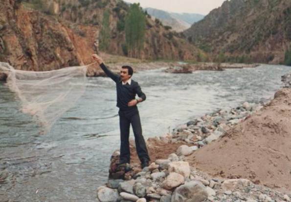 Artvin-Yusufeli Çoruh nehrinin kolu Barhal çayında balık tutarken