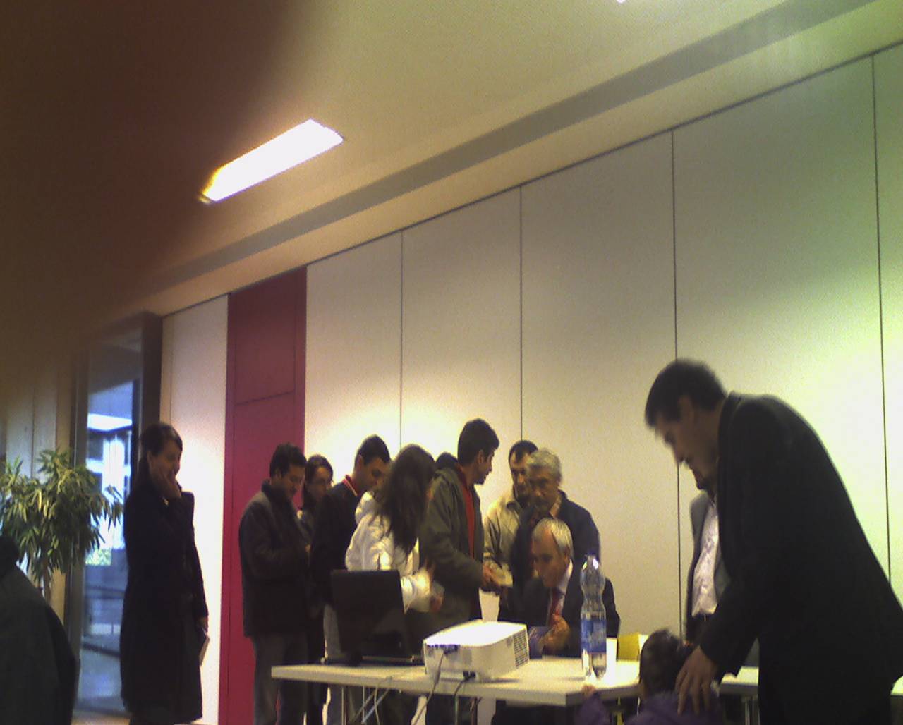 Almanya'nın Kepten eyaletindeki konferans sonrası Kitap imzalarken