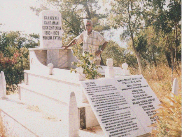 2003-Balıkesir Havran Seyit Onbaşının mezarı başında