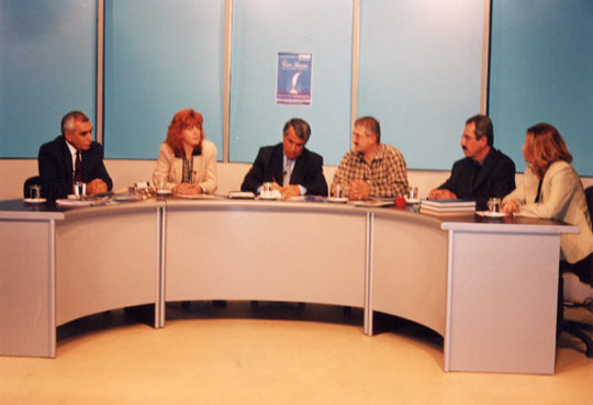 IRMAK Kanal 54’te. (Soldan sağa) Mustafa Turan-Müjgan Zaman-Halil E.Ceylan-Fahri Tuna-Osman Suroğlu-İffet Hacıeyüpoğlu