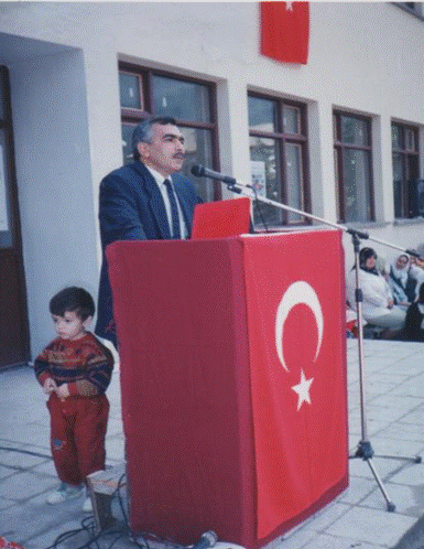 1995 Bir tören konuşması sırasında